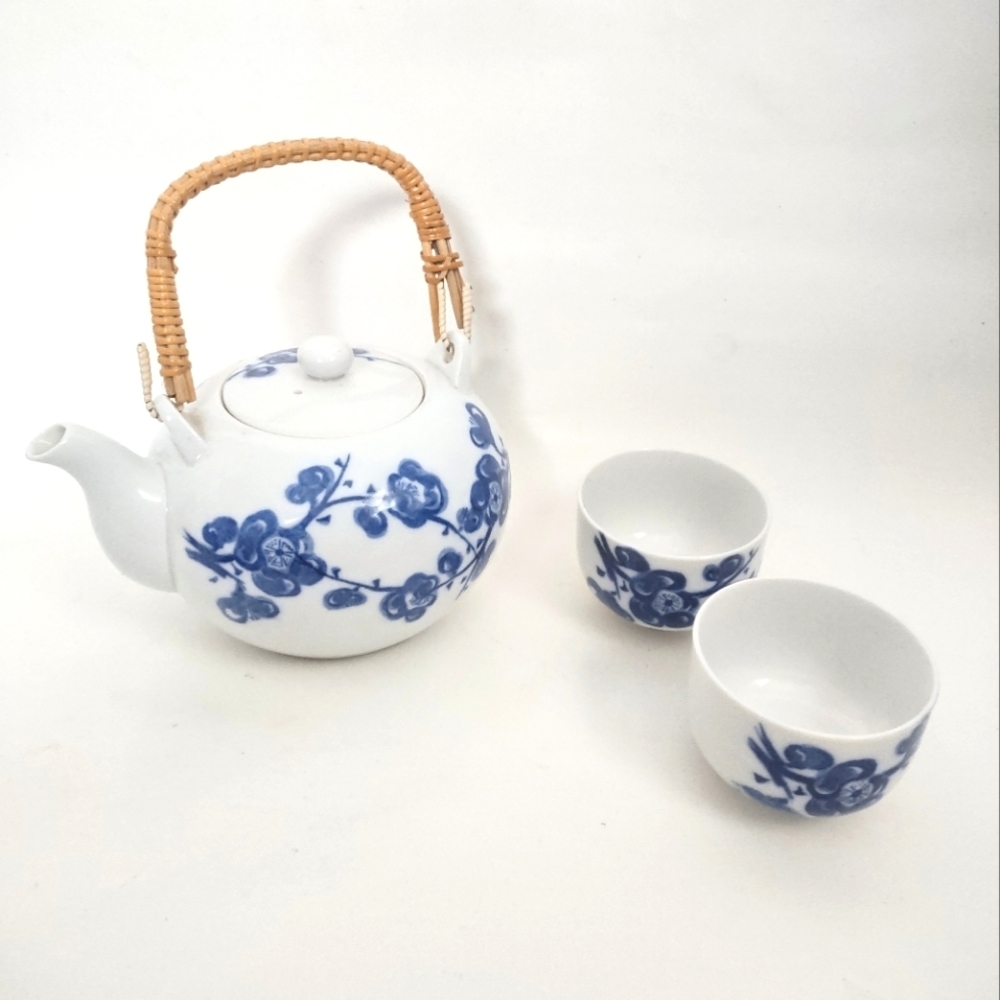 Vintage Blue‎ and White Teapot w/ 2 Teacups Japanese Floral Design 50's 60's VTG